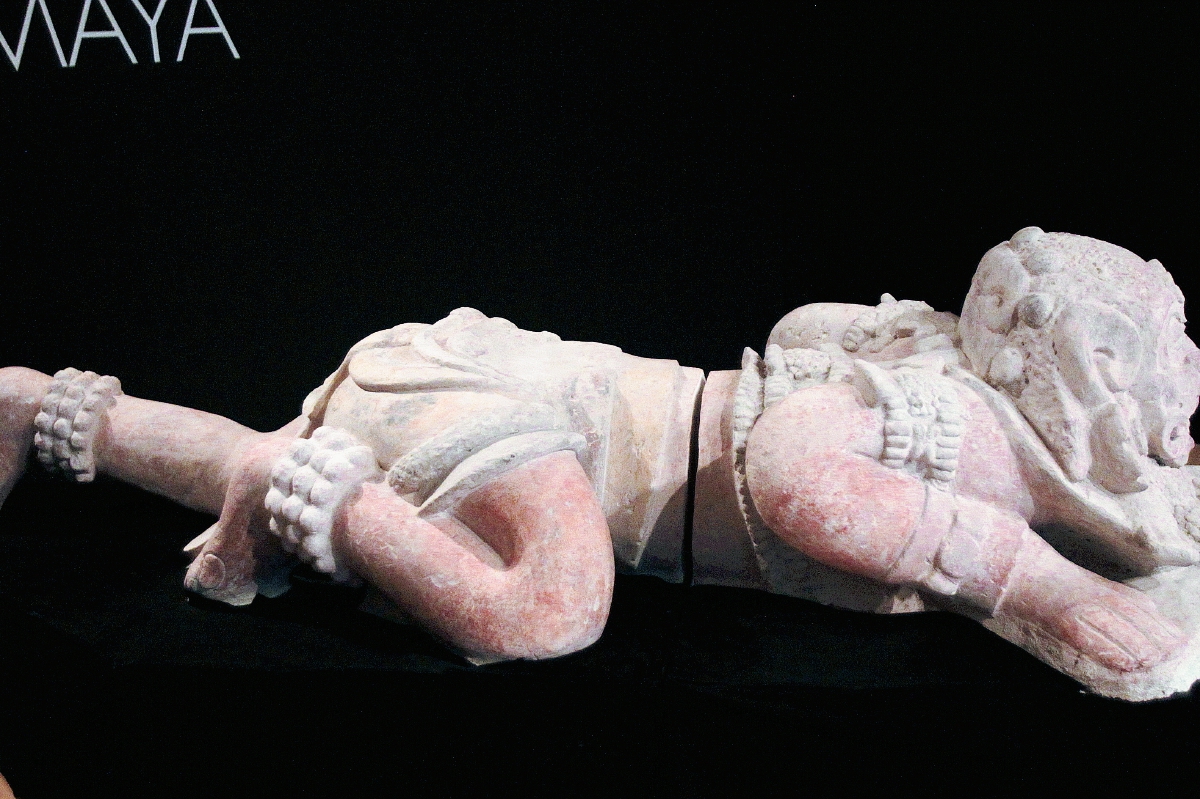 Escultura en estuco policromo de un personaje masculino, posiblemente un guerrero o danzante ritual, con máscara de jaguar. Pieza del periodo clásico temprano (250 aC - 600 dC, de las Tierras Bajas Mayas, Suroeste del lago Petén Itzá, Petén, Guatemala. (Foto Prensa Libre: Edwin Castro)