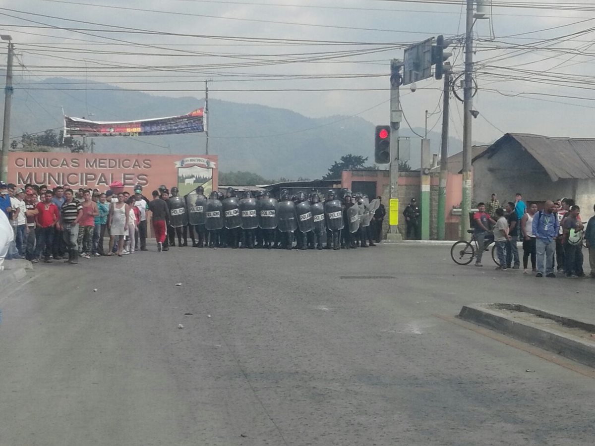 Agentes antimotines fueron enviados al lugar para controlar a la turba.(Foto Prensa Libre: cortesía)