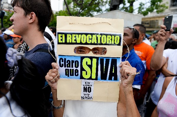 Manifestantes opositores celebran la recolección de firmas en Caracas. (AFP).