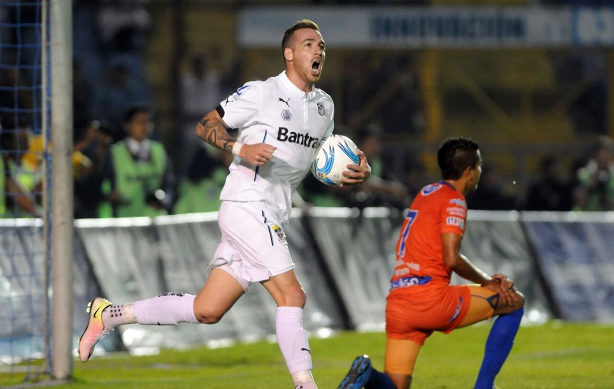 Emiliano López dio esperanza a los albos tras anotar el gol que significó el empate. (Foto Prensa Libre: Jeniffer Gómez)