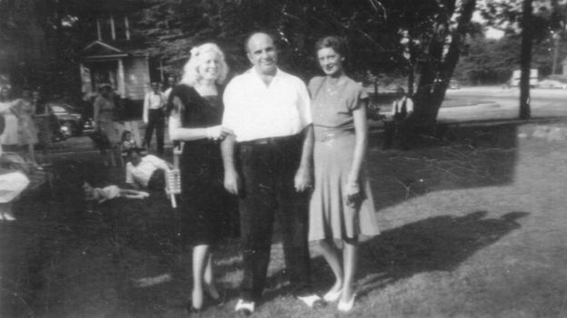 Mae (izquierda) acompañó a su esposo Al Capone (centro) durante tres décadas, incluso en los últimos años cuando la sífilis le provocó daños mentales. (Foto: gentileza Mario Gomes - Myalcaponemuseum.com)