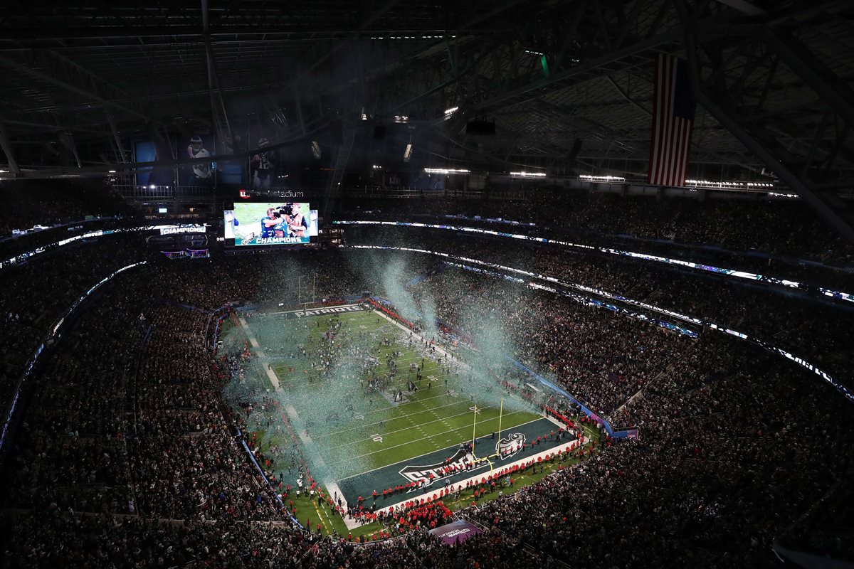 Así lució el US Bank Stadium, al finalizar el Super Bowl, que ganaron los Eagles de Philadelphia. (Foto Prensa Libre: AFP)