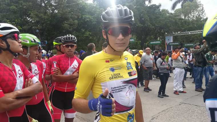 El ciclista peruano Alonso Gamaro celebra ganar su segunda etapa en Guatemala. (Foto Prensa Libre: Norvin Mendoza)