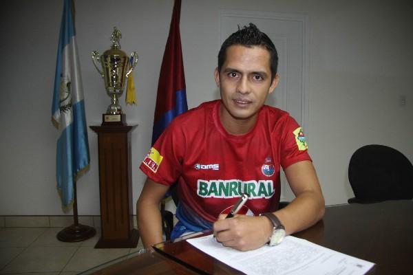 Josué García firmó su contrato con los rojos. (Foto Prensa Libre: cortesía de rojos.com)