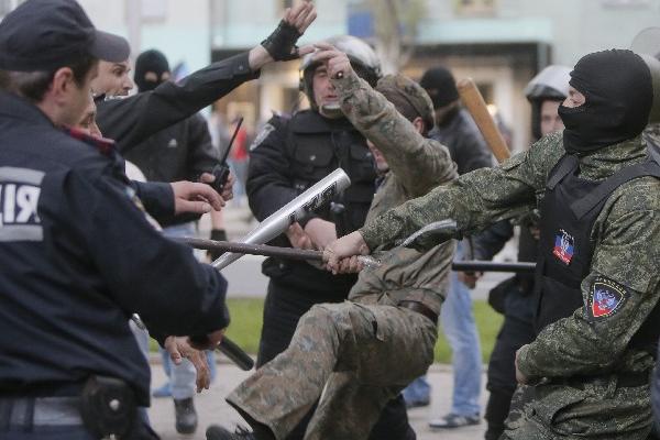 Militantes prorrusos se enfrentan a policías y manifestantes que defienden la integridad territorial, en Donetsk, este de Ucrania. (Foto Prensa Libre: AFP)