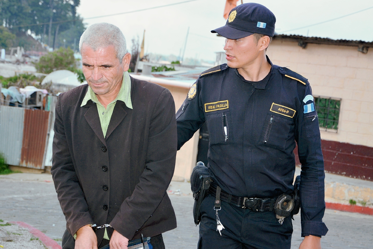 Carlos Enrique Muñoz Quiñónez fue detenido en el cantón Chichimuch, Santa Lucia Utatlán, Sololá. (Foto Prensa Libre: Édgar Sáenz)