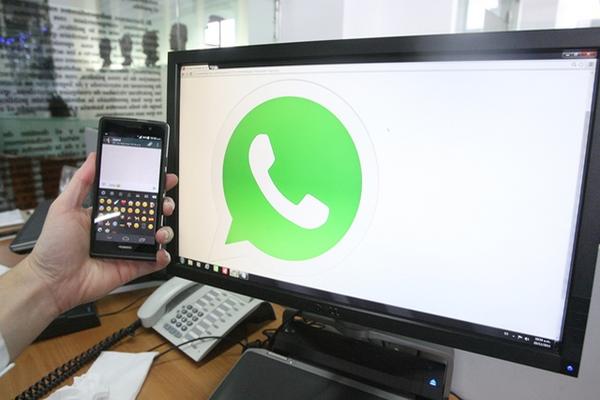 Es posible interactuar con  los contactos de WhatsApp a través de una computadora. Esto se hace por medio de apps de terceros (Foto Prensa Libre: BILLY QUIJADA).