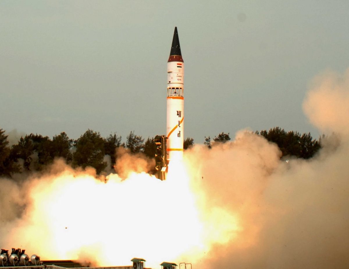India ensayó con éxito su misil balístico nuclear intercontinental Agni V. (Foto Prensa Libre: EFE)