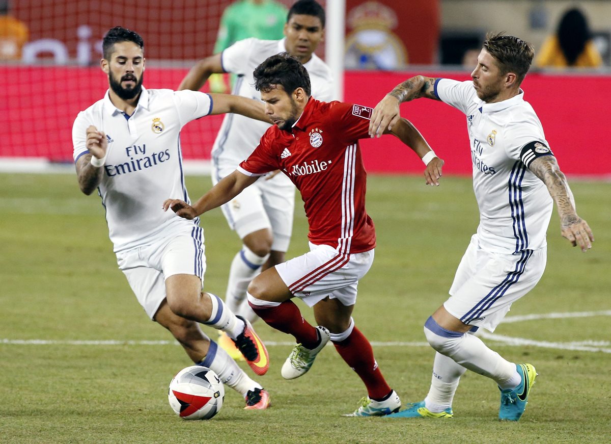 El jugador del Bayern Múnich Juan Bernat (c) disputa el balón con Sergio Ramos (d) e Isco (i), del Real Madrid por la Copa Internacional de Campeones. (Foto Prensa Libre: EFE).