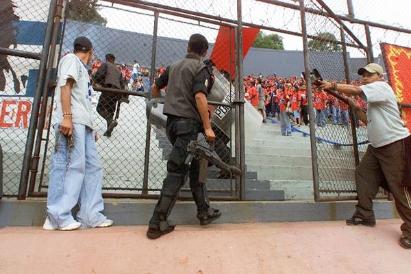 Desde hace muchos años los actos violentos se han intensificado en los estadios. (Foto Prensa Libre/Archivo)<br _mce_bogus="1"/>