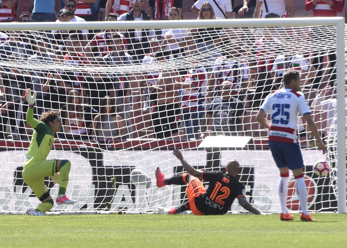 El delantero italiano del Valencia Simone Zaza (d) vence la resistencia del portero del Granada, el mnexicano Guillermo Ochoa (Foto Prensa Libre: EFE)