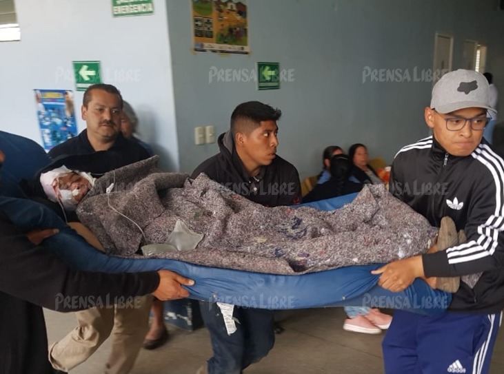 Familia se dirigía a sepelio cuando volcó el picop en el que se trasladaban. (Foto Prensa Libre: Whitmer Barrera)