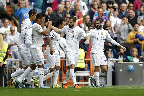 Los jugadores del Real Madrid festejaron y siguen invictos. (Foto Prensa Libre: EFE)