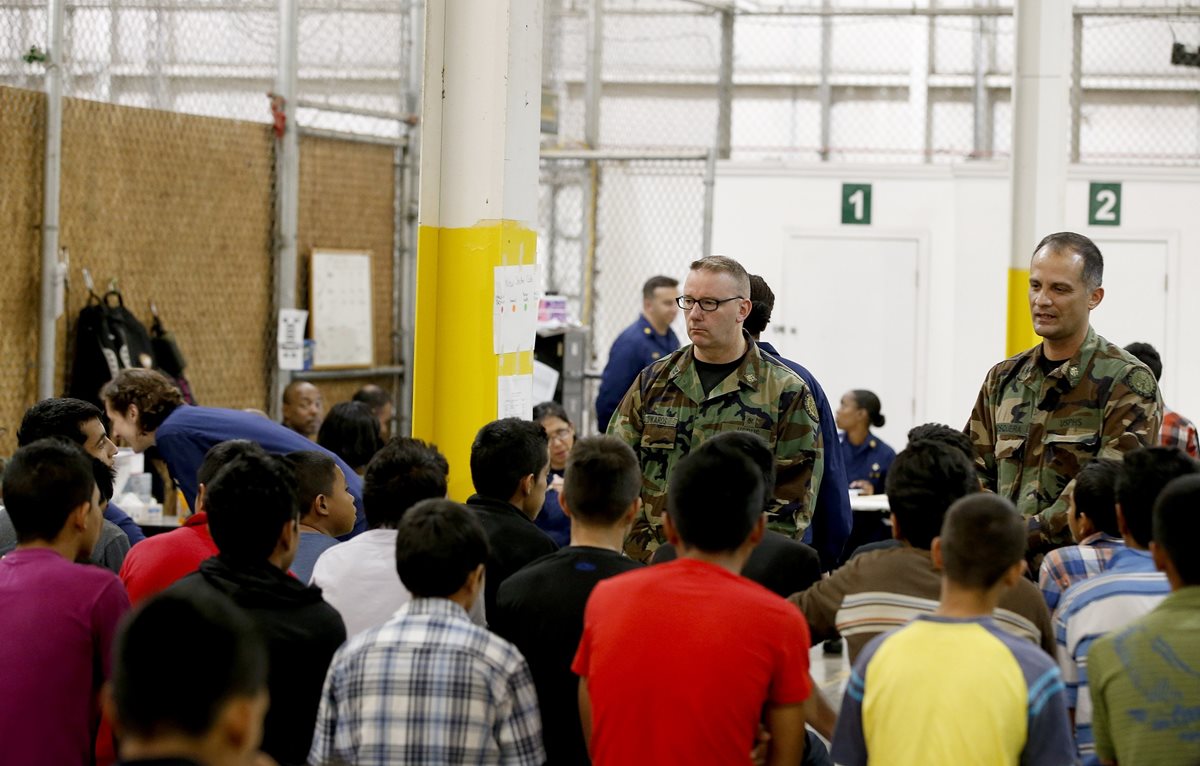 Niños indocumentados de Centroamérica detenidos en la frontera de EE.UU. con México dan información a las autoridades de inmigración. (Foto Prensa Libre: AP).
