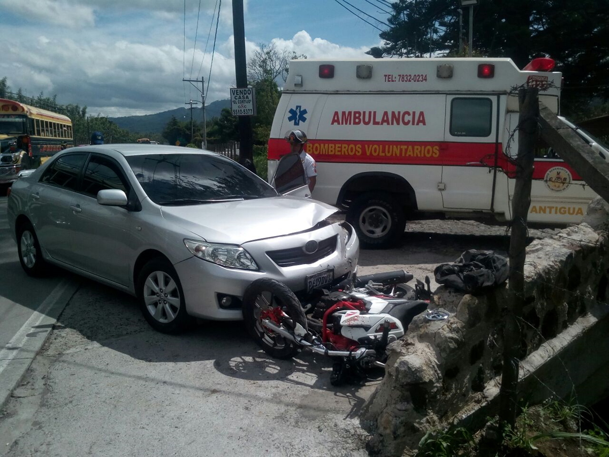 El accidente se produjo en la ruta que conduce de Antigua Guatemala a Ciudad Vieja. (Foto Prensa Libre: Renato Melgar)