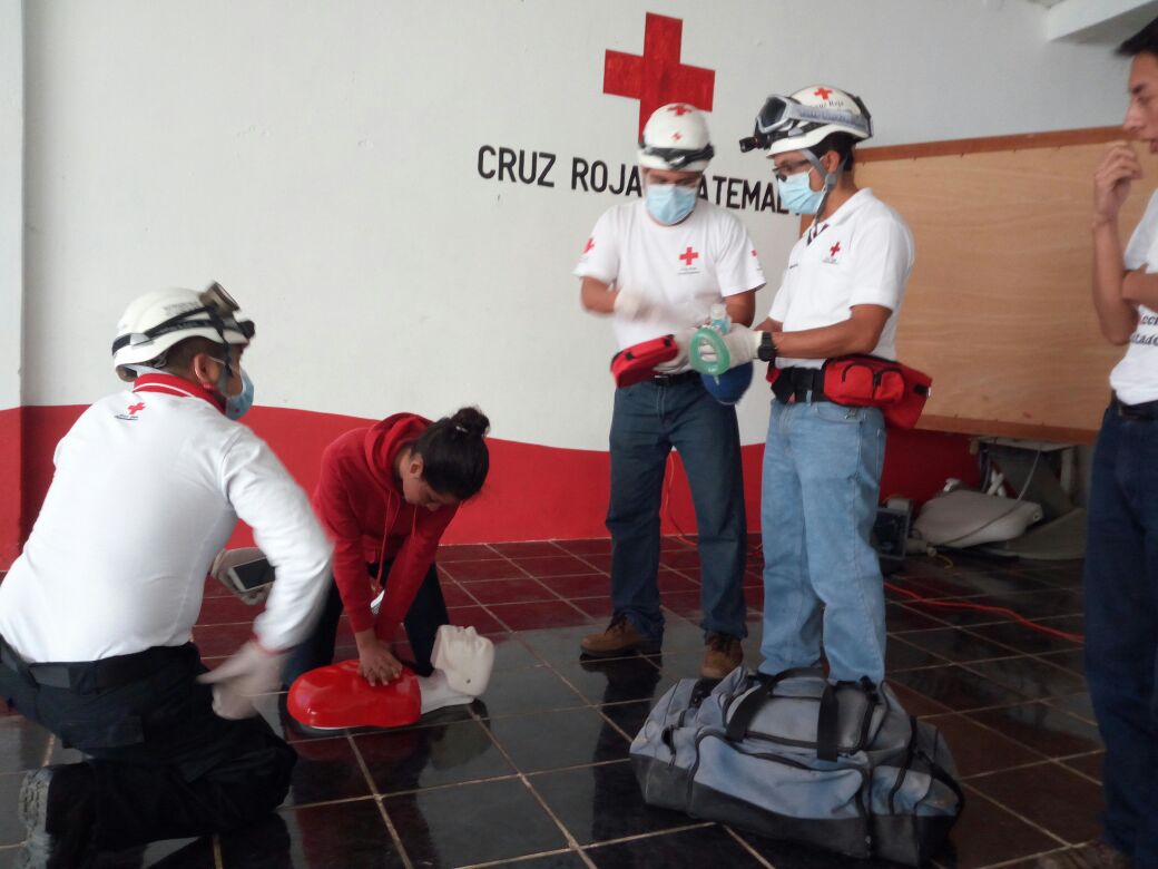 Técnica de resucitación aprenden las personas en los cursos. (Foto Prensa Libre: Cortesía Cruz Roja)