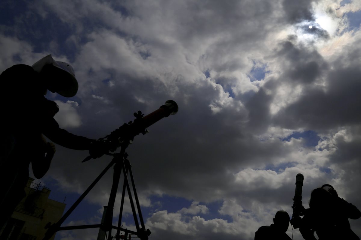 Las autoridades recomiendan tomar medidas de seguridad para observar el eclipse, que en Guatemala será parcial. (Foto Prensa Libre: AP)