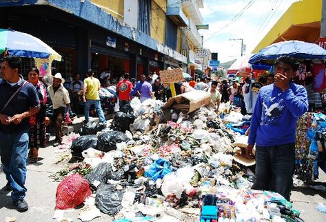 Autoridades y especialistas consideran que cada persona genera entre media  y tres libras de desperdicios diarios. En la foto,  la reciente  crisis de basura en la Ciudad de Huehuetenango.