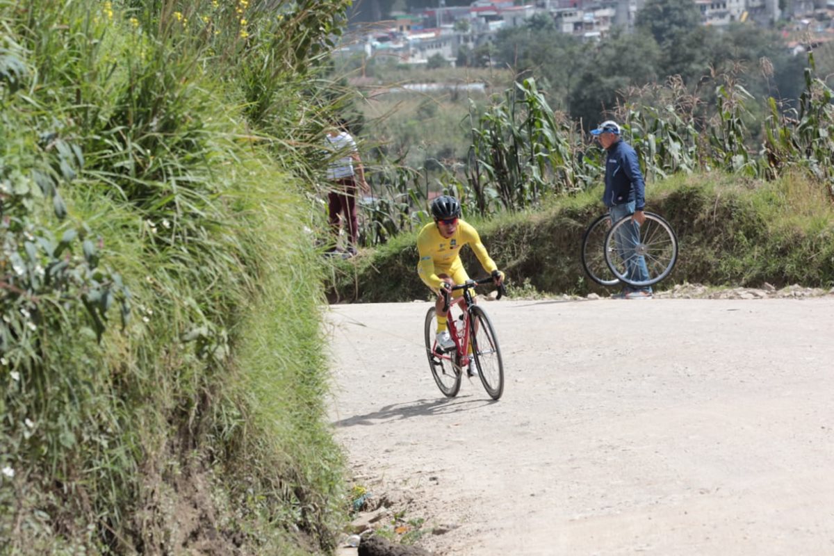 El esfuerzo de Alfredo Ajpacajá en los últimos metros de la cronoescalada. (Foto Prensa Libre: Norvin Mendoza)