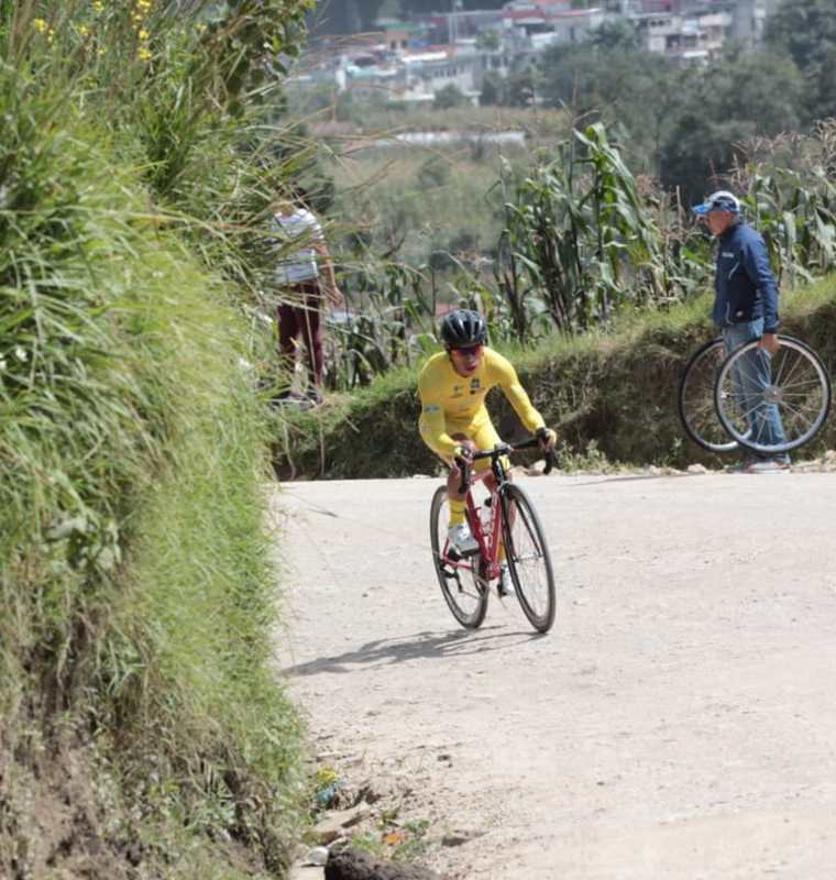 El esfuerzo de Alfredo Ajpacajá en los últimos metros de la cronoescalada. (Foto Prensa Libre: Norvin Mendoza)
