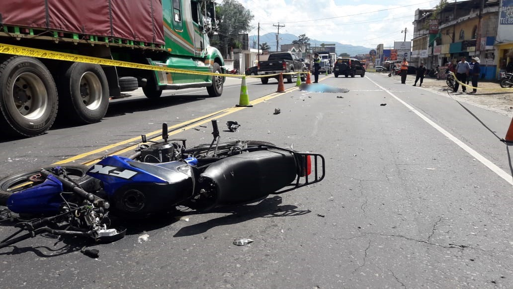Persi Geovani Esquit Barrios murió en el km 52.5 de la ruta Interamericana, Chimaltenango, luego de que chocara con dos vehículos. (Foto Prensa Libre: Cortesía Víctor Chamalé)