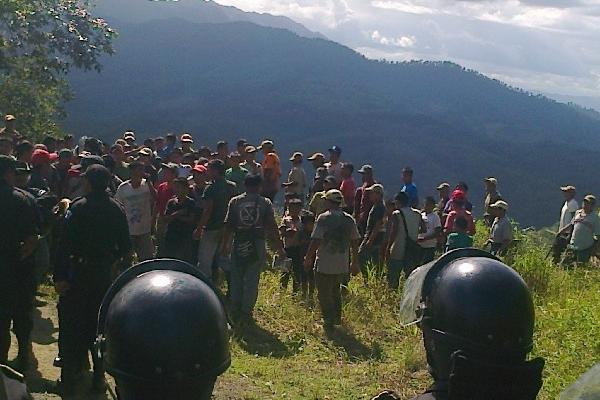 Grupo de campesinos desalojados de la finca Secamquim, Cahabón, Alta Verapaz, en donde se reportó una captura.