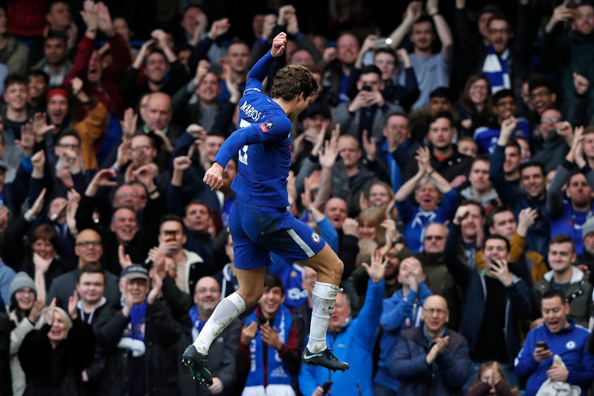 Marcos Alonso es uno de los jugadores que más goles aporta al Chelsea en esta temporada. (Foto Prensa Libre: AFP)