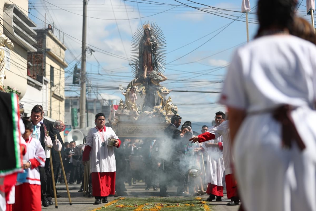 La imagen de la Virgen de Guadalupe recorre en procesión las calles de la ciudad de Guatemala. (Foto Prensa Libre: Carlos Hernández Ovalle)