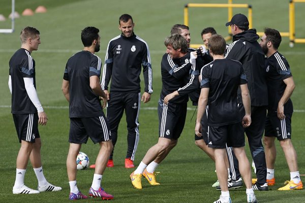 Los jugadores del Real Madrid se entrenaron está mañana en Valdebebas, de cara a preparar el encuentro de ida de cuartos de final de la Liga de Campeones, que disputarán mañana en el Vicente Calderón frente al Atlético de Madrid. (Foto Prensa Libre: EFE)
