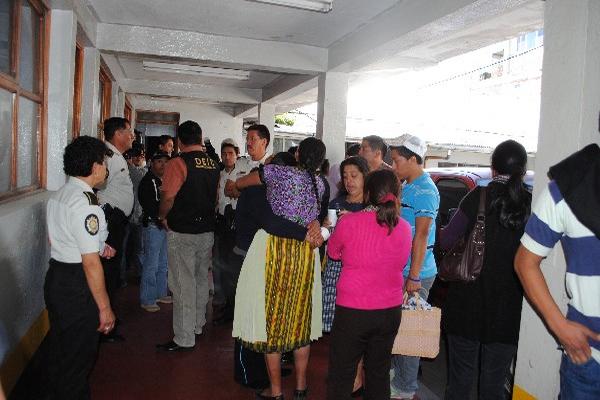 Familiares de  agentes los abrazan luego de  su liberación, en San Marcos.