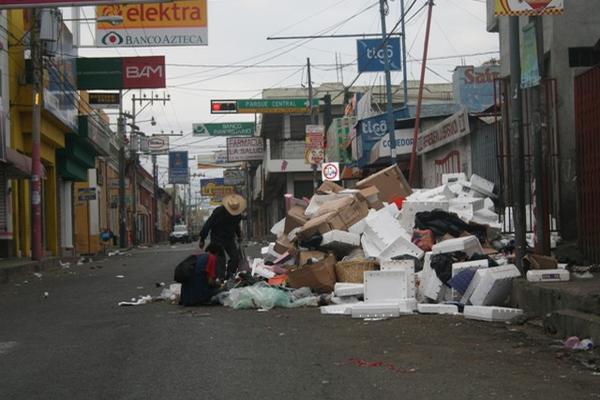 Las calles de la ciudad de Chiquimula se encuentran llenas de basura, debido al cierre de dos basureros. Los vecinos molestos porque la falta de solución están tirando los desechos en el centro de la ciudad. (Foto Prensa Libre: Edwin Paxtor)<br _mce_bogus="1"/>