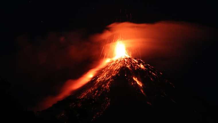 La erupción del Volcán de Fuego es visible a varios kilómetros de distancia. (Foto Prensa Libre: Carlos Paredes)