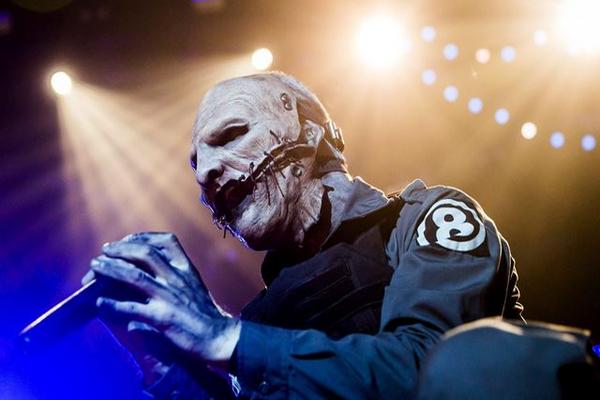 El líder del grupo estadounidense de heavy metal Slipknot, Corey Taylor, durante un concierto en Hungría. (Foto Prensa Libre: EFE)