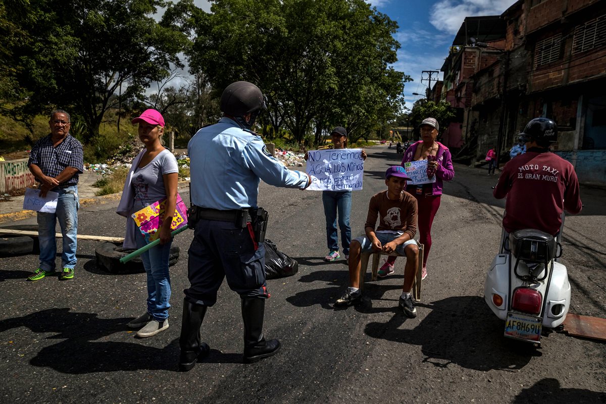 Familias desesperadas salen a protestas en calles de Caracas. (Foto Prensa Libre: EFE)