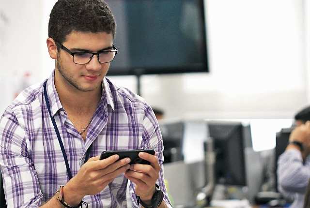 La banda AWS o 4G permite que los usuarios de telefonía móvil puedan navegar más rápido. (Foto Prensa Libre: Esbín García)