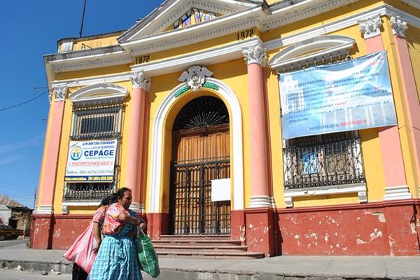  El Instituto  Normal para Varones de Occidente tiene daños por el terremoto del 2012, los cuales no han sido reparados. (Foto Prensa Libre: Alejandra Martínez)