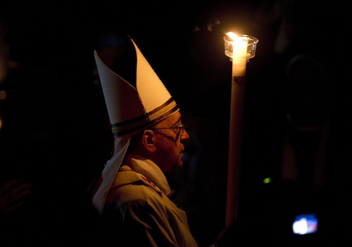 El Papa Francisco durante la celebración de la Vigilia Pascual en la Basílica de San Pedro del Vaticano. (Foto: AP)