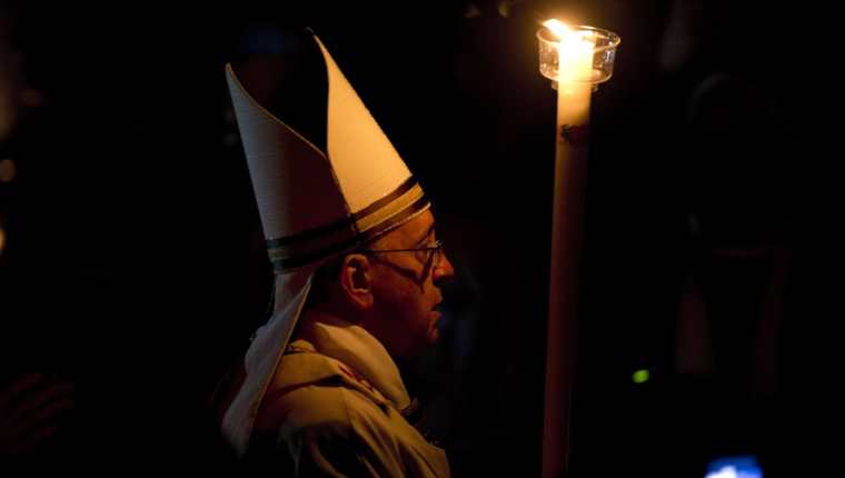 El Papa Francisco durante la celebración de la Vigilia Pascual en la Basílica de San Pedro del Vaticano. (Foto: AP)