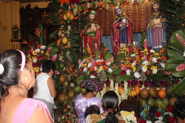 Decenas de pobladores de Cuyotenango, Suchitepéquez, veneran a los Reyes Magos. (Foto Prensa Libre: Danilo López)