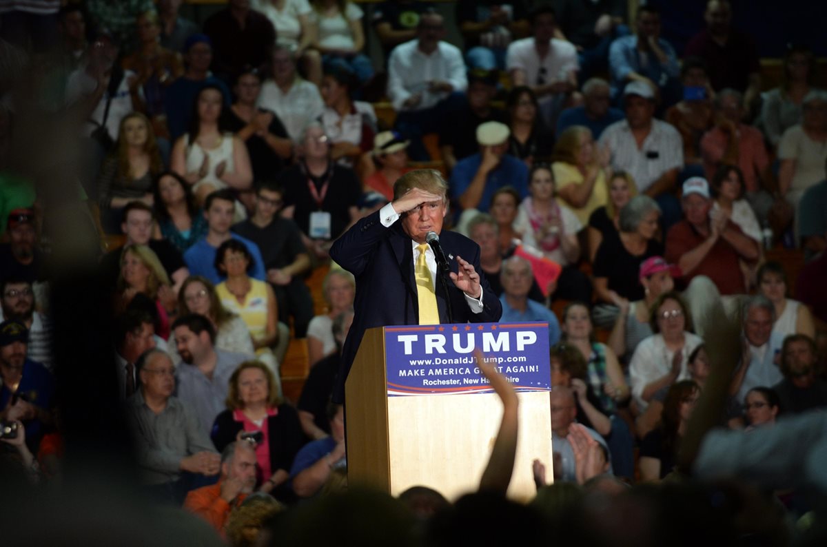 <em>Donald Trump en el momento en que se aprestaba a responder preguntas de la audiencia en Rochester. (Foto Prensa Libre: AFP).</em>