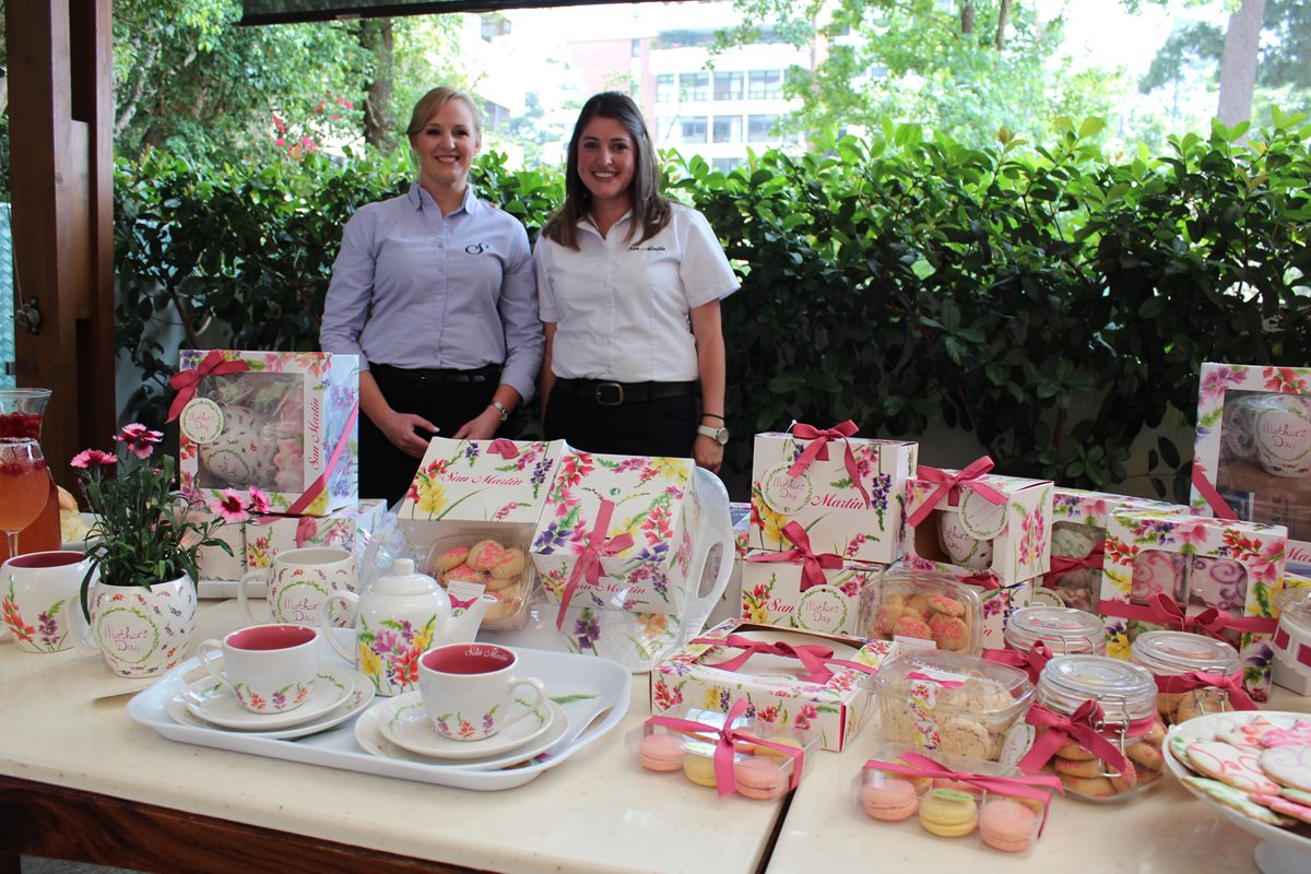 Paulina Ibargüen y Fernanda Morales, ejecutivas de Panaderías San Martín, en el lanzamiento de la campaña del Día de la Madre. (Foto Prensa Libre: Sandra Vi)