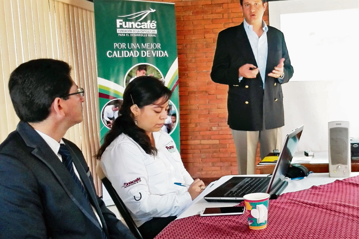 Miguel medina, presidente de Anacafé, presenta los resultados y logros de Funcafé en el 2014. (Foto Prensa Libre: Natiana Gándara)