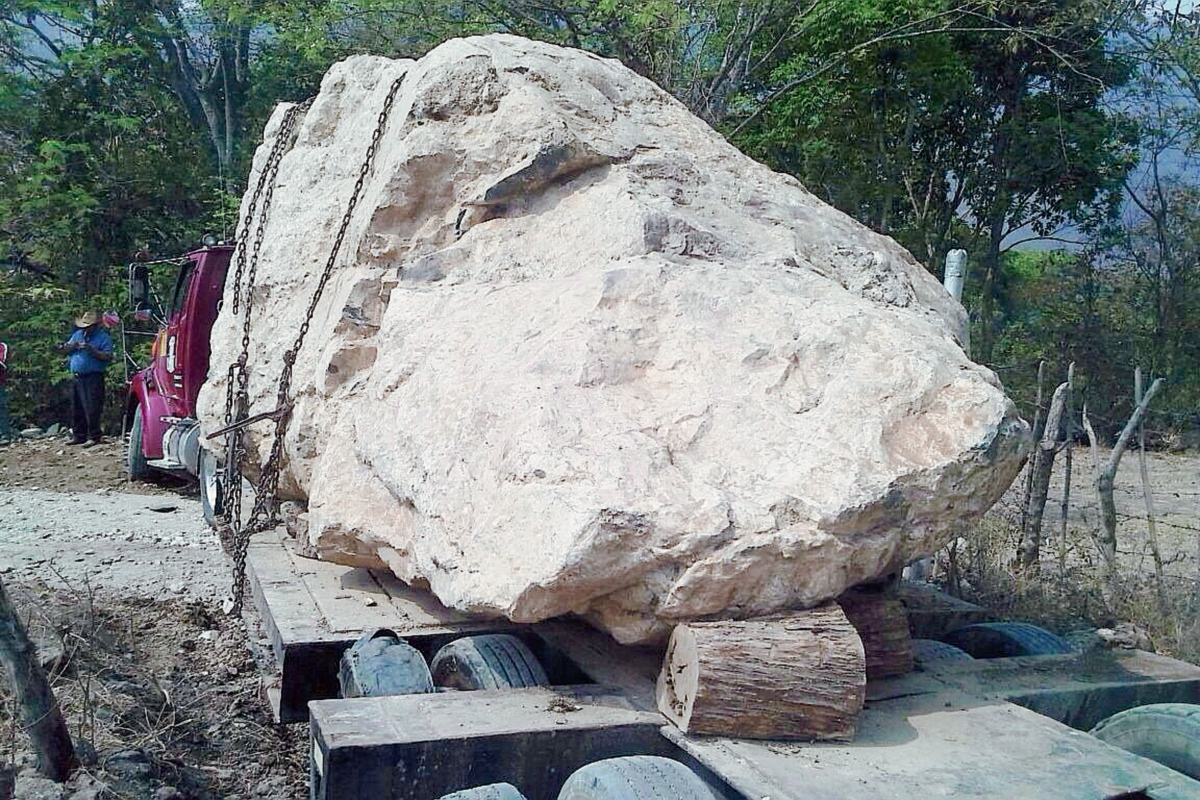 La piedra   de jade fue encadenada a una plataforma de un tráiler, para robarla de una finca en Pueblo Nuevo Usumatlán, Zacapa. (Foto Prensa Libre: Guatevisión)