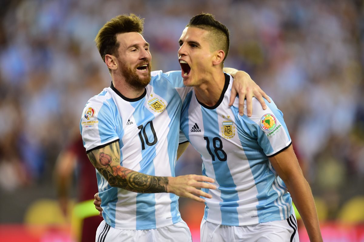 Lionel Messi y Érik Lamela festejan un gol de Argentina contra Venezuela. (Foto Prensa Libre: AFP).