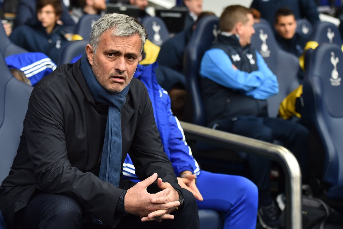 El entrenador portugués José Mourinho quedó fuera del Chelsea luego de los malos resultados que tienen el equipo al borde del descenso. (Foto Prensa Libre: AFP)