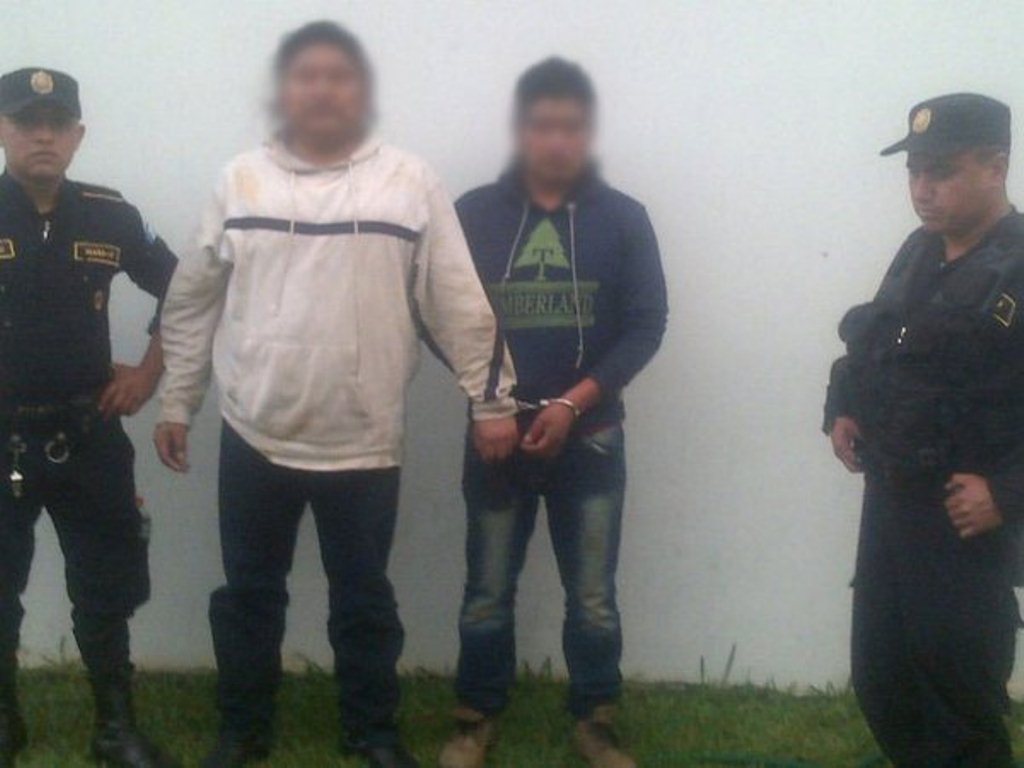 Los dos presuntos delincuentes capturados en Sacatepéquez. (Foto Prensa Libre: PNC).