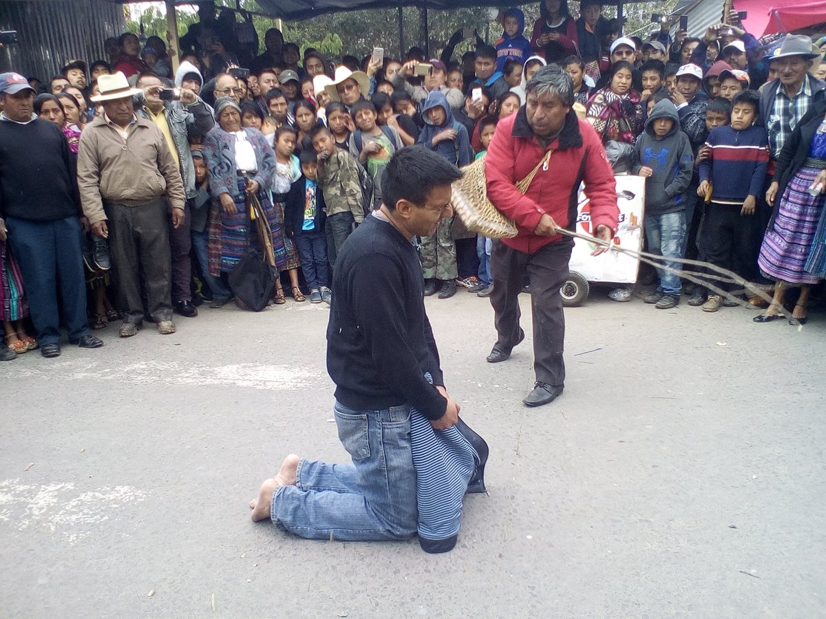 Señalado de violación recibe azotes en Santa Cruz del Quiché. (Foto Prensa Libre: Héctor Cordero).