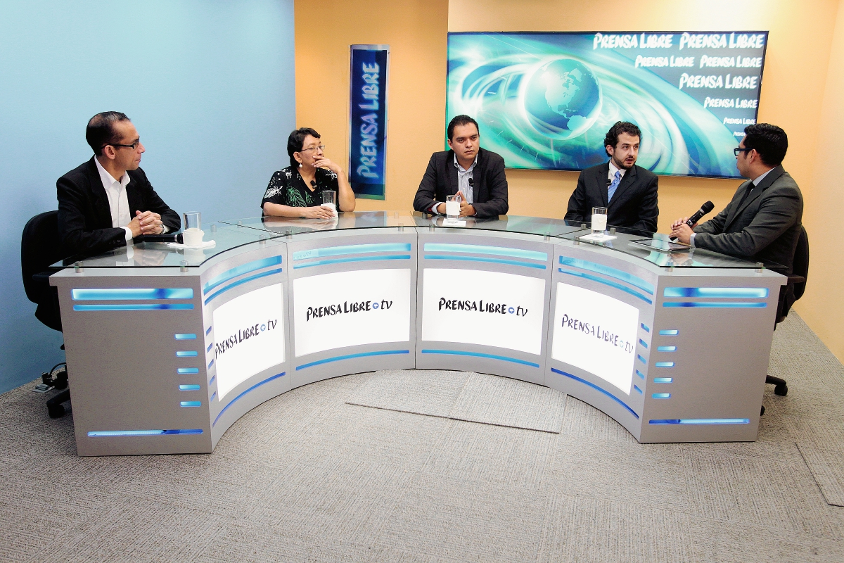 Carmen Aída Ibarra del Movimiento Pro Justicia, Gerson Sotomayor del IECCPG y Alexander Aizenstatd de Cedecon conversan con los periodistas Geovanni Contreras y Ben Kei Chin (Foto Prensa Libre: A. Interiano)