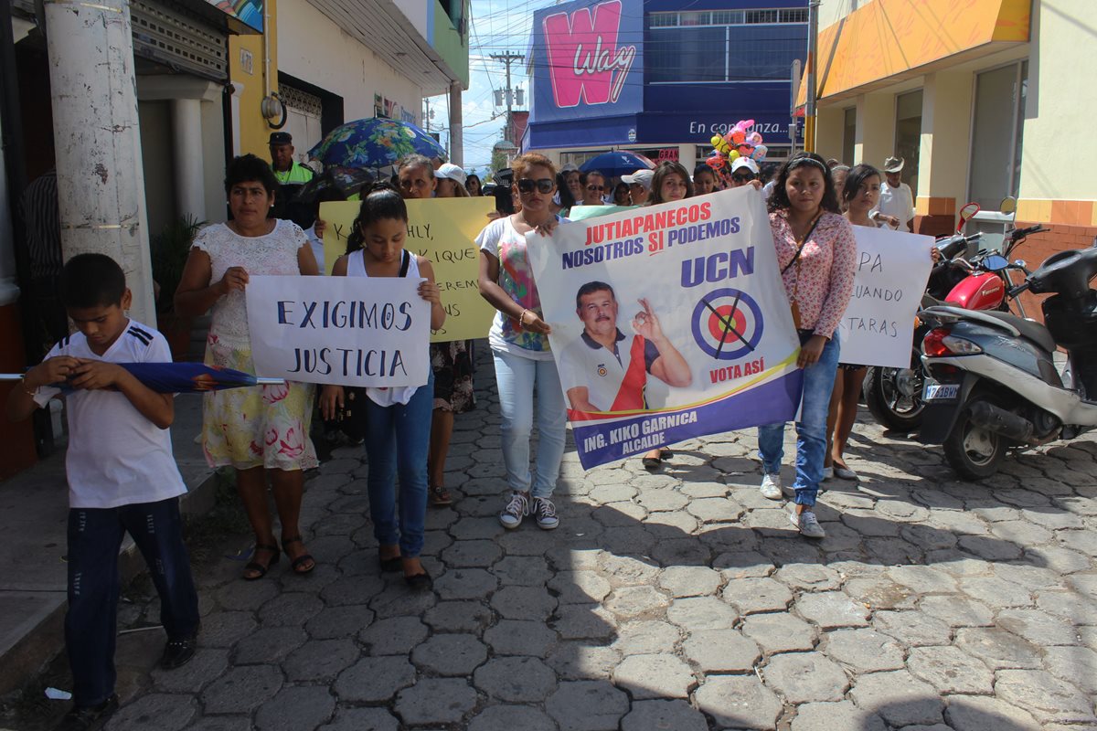 Pobladores de la cabecera de Jutiapa efectúan marcha para pedir justicia por casos de asesinatos contra personajes políticos. (Foto Prensa Libre: Óscar González)