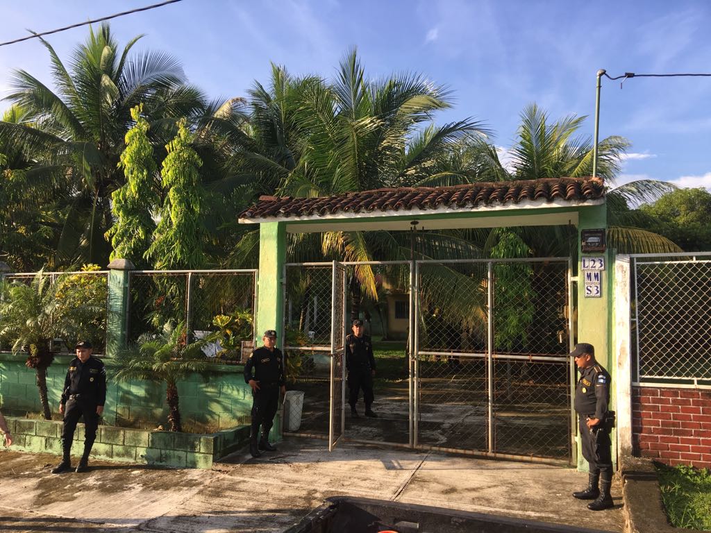 Fuerzas de seguridad allanaron la vivienda ubicada en lotificación Costa Linda. (Foto Prensa Libre: PNC)